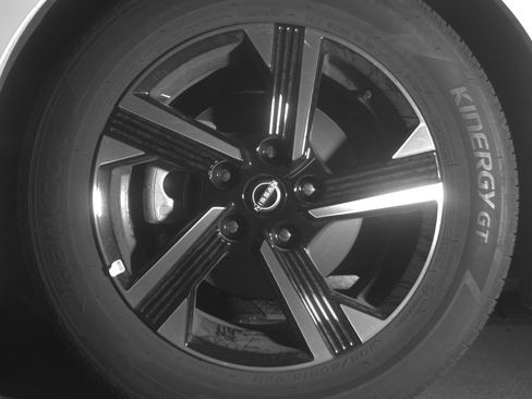 Used 2025 Nissan Sentra SV FWD image 12