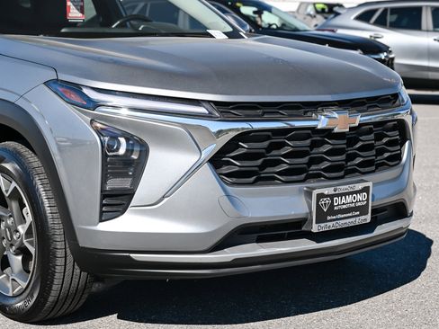 Used 2025 Chevrolet Trax LT w/ LT Convenience Package image 9