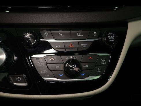 Used 2024 Chrysler Pacifica Touring-L image 28