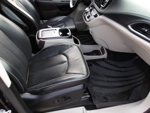 Used 2018 Chrysler Pacifica Limited w/ Tire & Wheel Group image 28