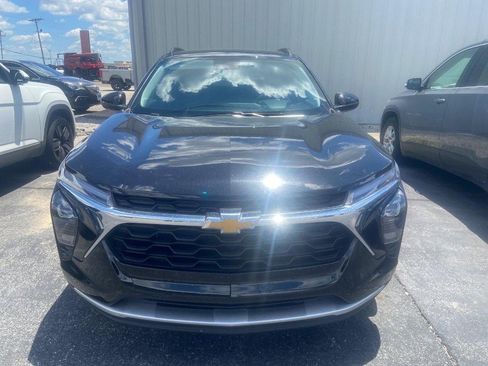 Used 2025 Chevrolet Trax LT FWD image 2