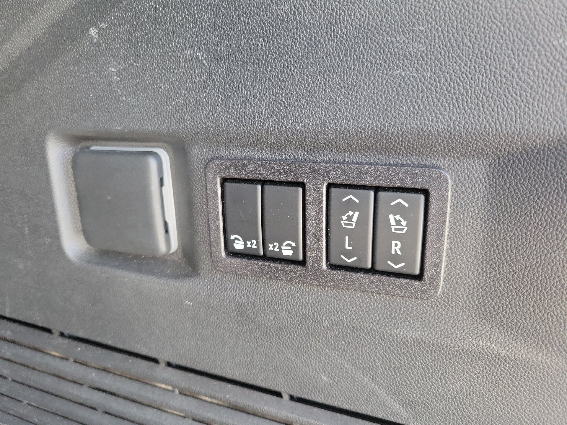 Used 2023 GMC Yukon SLT w/ SLT Premium Package RWD image 13