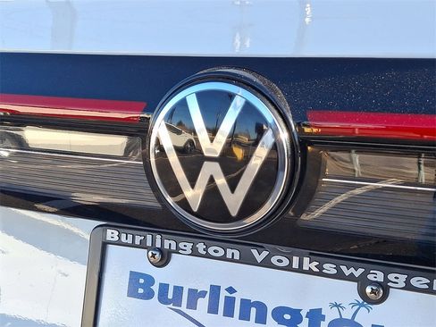 Certified 2025 Volkswagen Taos SE w/ Panoramic Sunroof Package image 31