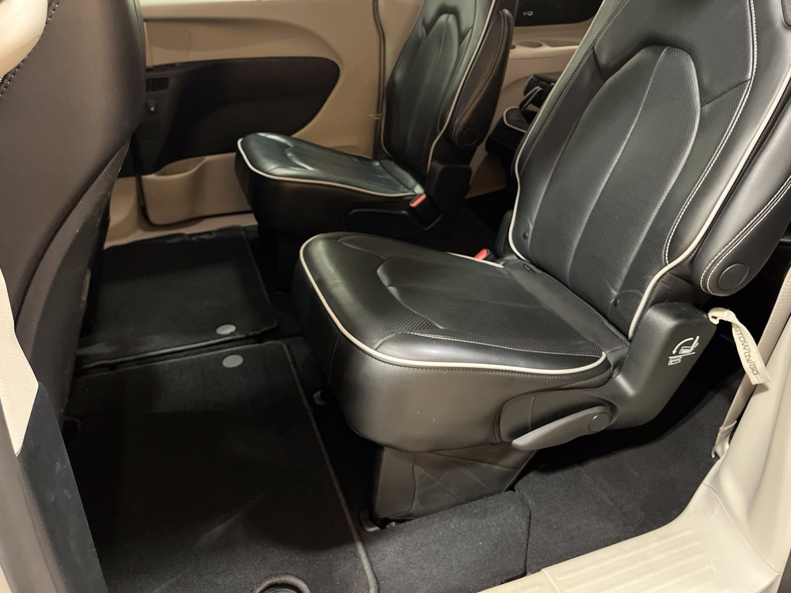 Used 2023 Chrysler Pacifica Limited FWD image 10