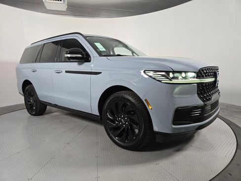 New 2026 Lincoln Navigator Reserve w/ Jet Appearance Package AWD/4WD image 2