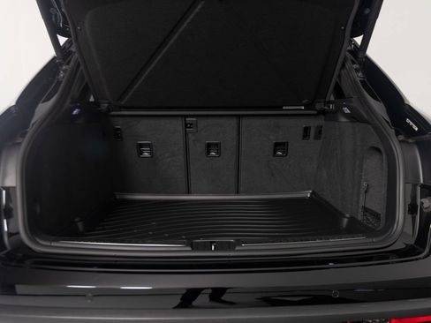 Certified 2026 Porsche Macan AWD/4WD image 42