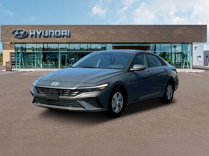 New 2025 Hyundai Elantra SE