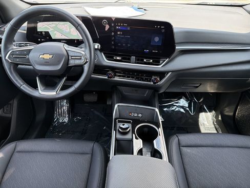 Used 2026 Chevrolet Equinox LT w/ Convenience Package II FWD image 2