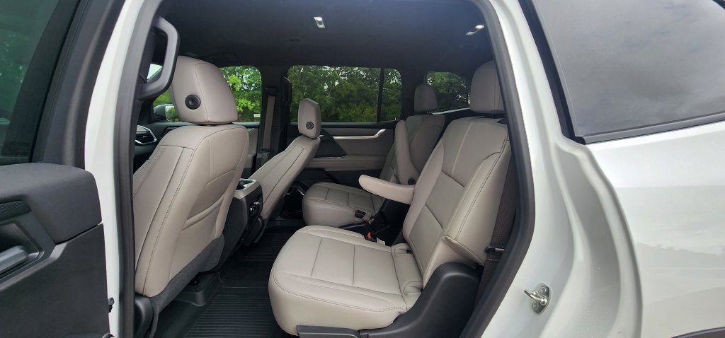 Used 2026 GMC Acadia Elevation w/ Elevation Premium Package FWD image 18
