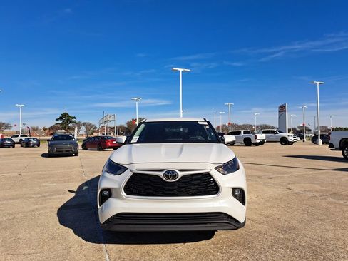 Used 2024 Toyota Highlander LE image 2