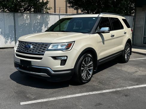 Used 2018 Ford Explorer Platinum AWD/4WD image 3