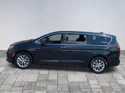Used 2026 Chrysler Pacifica Limited FWD image 4