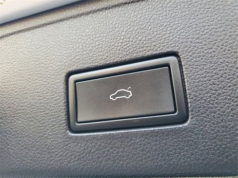 Used 2021 Volkswagen Atlas Cross Sport SE image 8