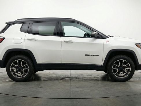 Used 2025 Jeep Compass Trailhawk AWD/4WD image 11