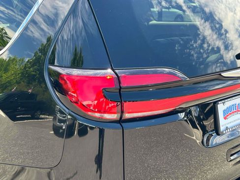 Used 2023 Chrysler Pacifica Touring-L FWD image 8