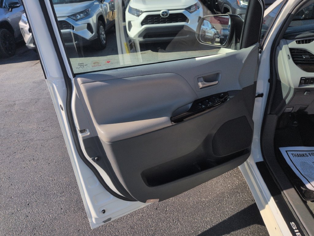 Used 2017 Toyota Sienna FWD image 10