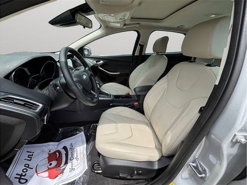 Used 2018 Ford Focus Titanium w/ Titanium Technology Package FWD image 2