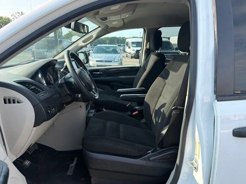 Used 2020 Dodge Grand Caravan SE FWD image 9