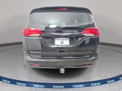 Used 2017 Chrysler Pacifica Touring w/ Tire & Wheel Group FWD image 7