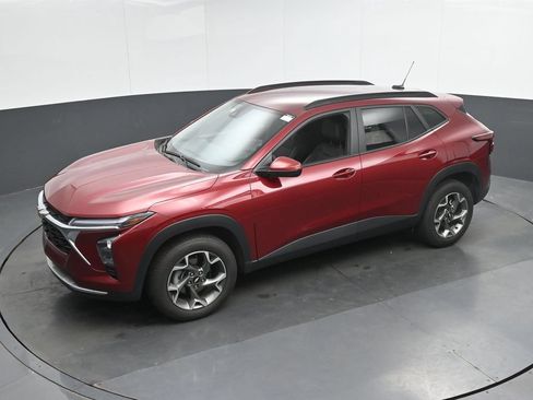 Used 2025 Chevrolet Trax LT FWD image 35