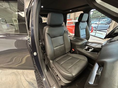 Used 2023 Chevrolet Tahoe Z71 w/ Luxury Package AWD/4WD image 3