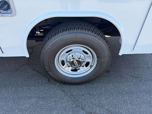 New 2026 Ford F250 XL w/ XL Chrome Package image 28