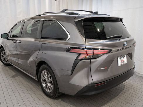 Used 2021 Toyota Sienna XLE w/ XLE Plus Package image 3