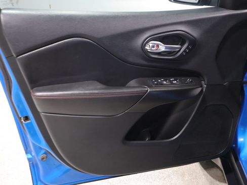 Used 2019 Jeep Cherokee Trailhawk AWD/4WD image 12