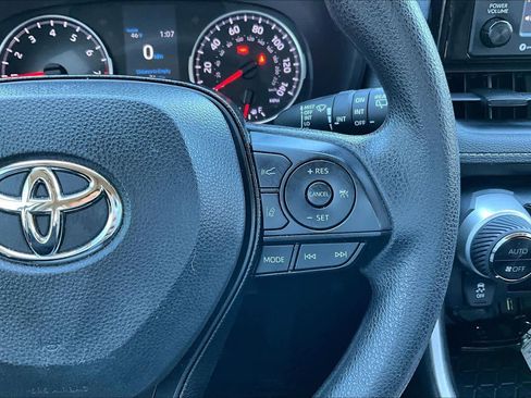 Used 2020 Toyota RAV4 XLE image 24