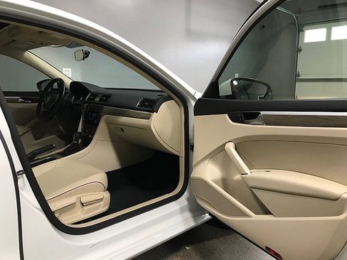 Used 2018 Volkswagen Passat 2.0T SE FWD image 12