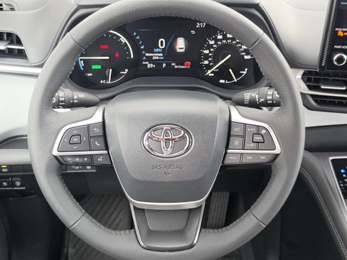 Certified 2025 Toyota Sienna XLE w/ XLE Plus Package FWD image 18