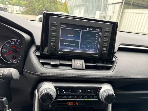 Used 2021 Toyota RAV4 LE FWD image 20