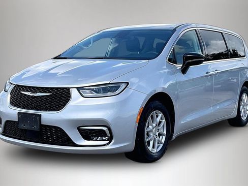 Certified 2024 Chrysler Pacifica Touring-L FWD image 2