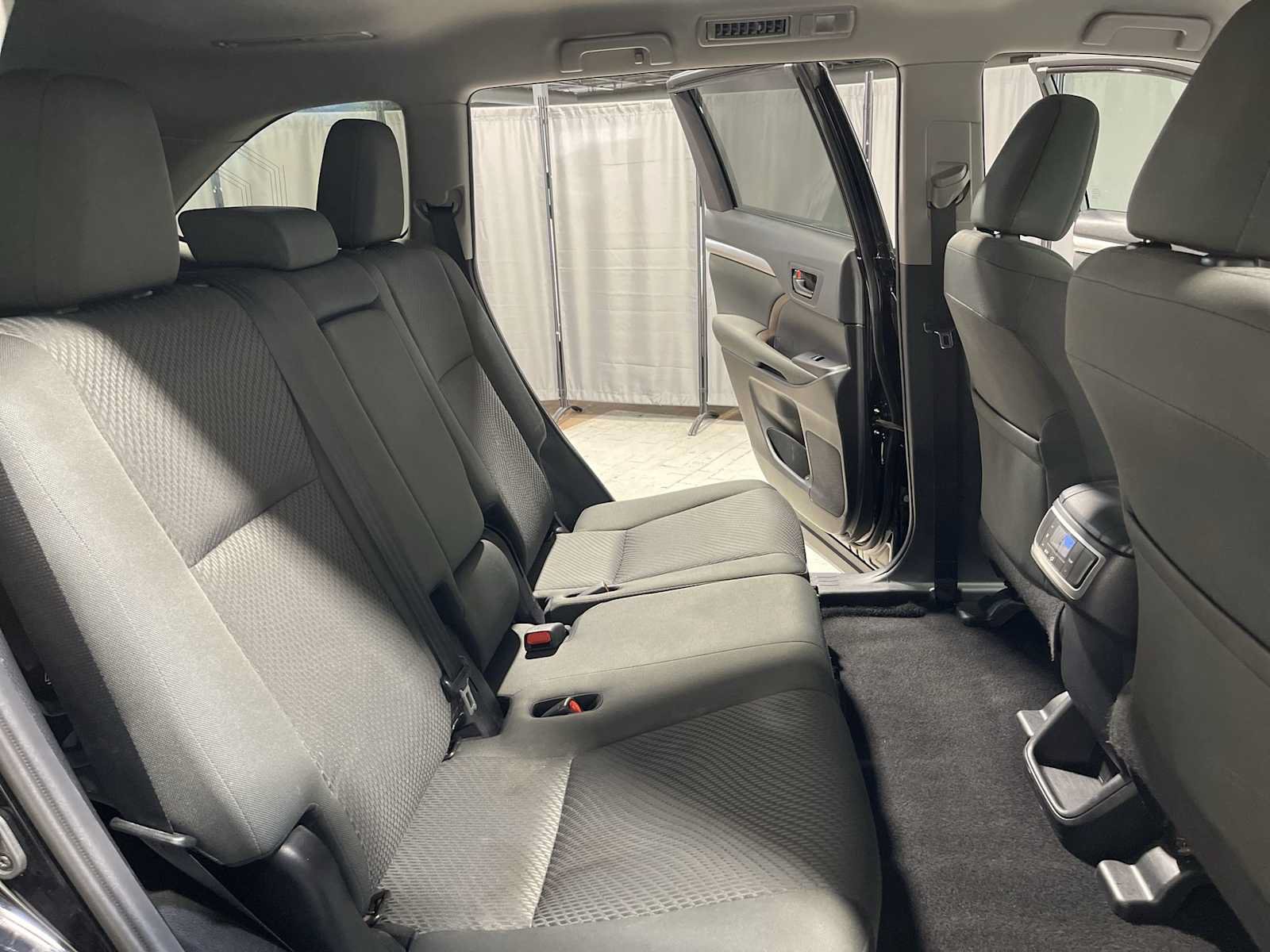Used 2019 Toyota Highlander LE AWD/4WD image 13