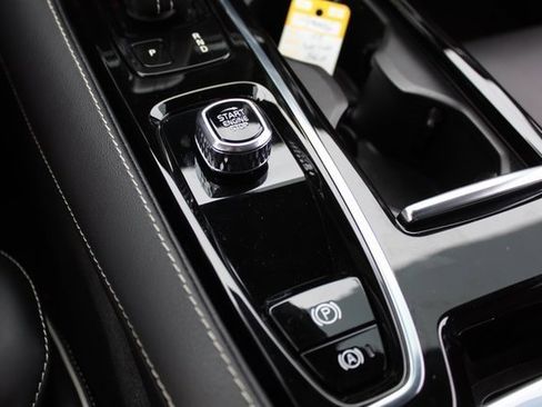 Certified 2022 Volvo S60 T8 R-Design image 27