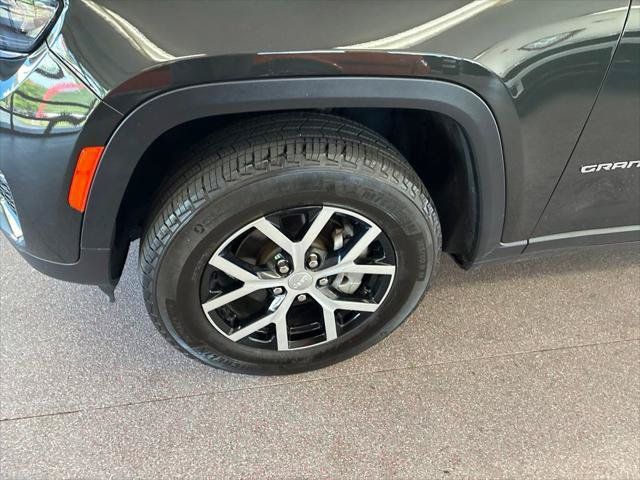 Certified 2024 Jeep Grand Cherokee Limited AWD/4WD image 4