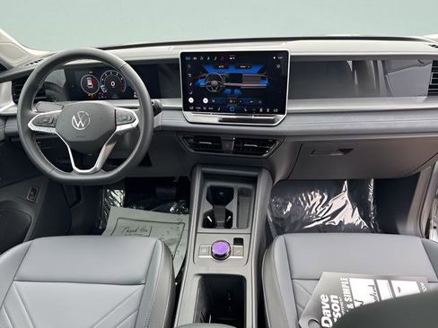 New 2025 Volkswagen Tiguan SE image 24