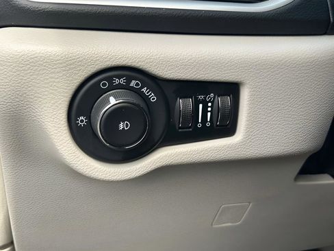 Used 2023 Chrysler Pacifica Touring-L FWD image 20