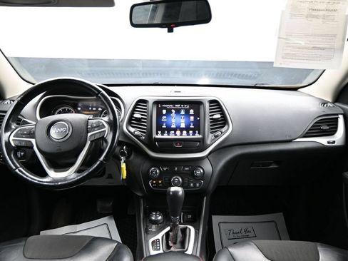 Used 2017 Jeep Cherokee Trailhawk AWD/4WD image 13