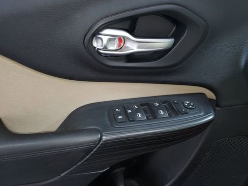 Used 2016 Jeep Cherokee Sport image 22