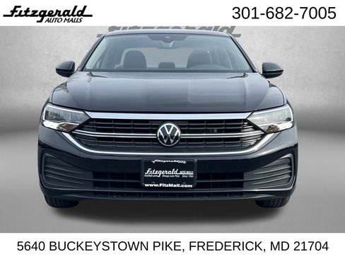 Used 2024 Volkswagen Jetta SE image 5