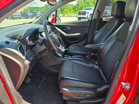 Used 2020 Chevrolet Trax LT w/ Sun & Sound Package AWD/4WD image 4