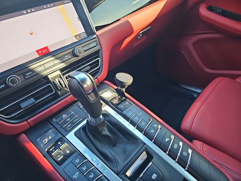 Used 2021 Porsche Macan Turbo image 25