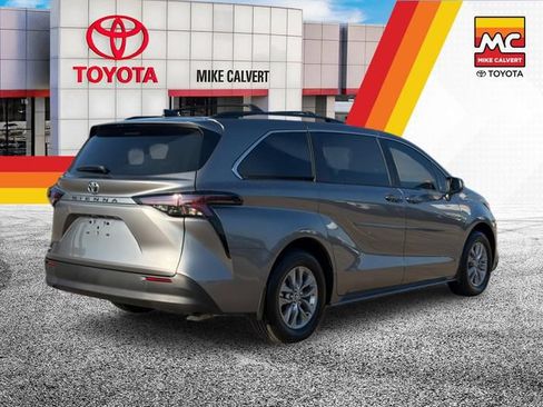 Used 2026 Toyota Sienna LE FWD image 5