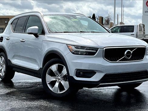 Used 2022 Volvo XC40 T5 Momentum image 2