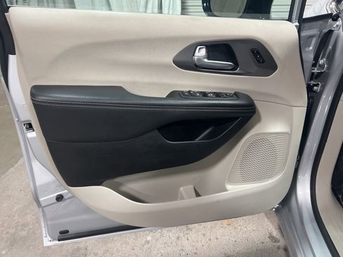 Used 2024 Chrysler Pacifica Touring-L image 20