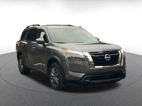 Used 2025 Nissan Pathfinder SV image 3