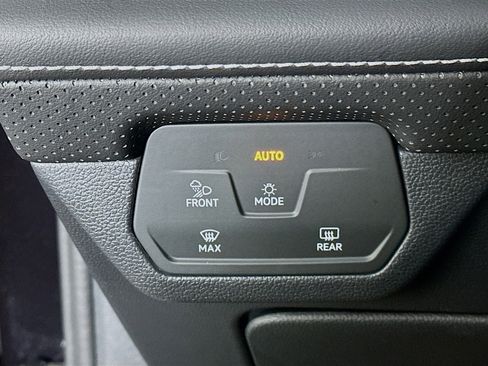 Used 2025 Volkswagen Atlas SE image 17