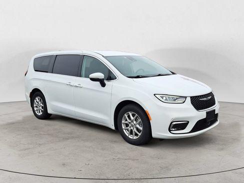 Used 2023 Chrysler Pacifica Touring-L FWD image 1