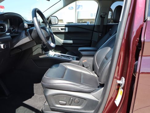 Used 2022 Ford Explorer XLT w/ Equipment Group 202A image 10